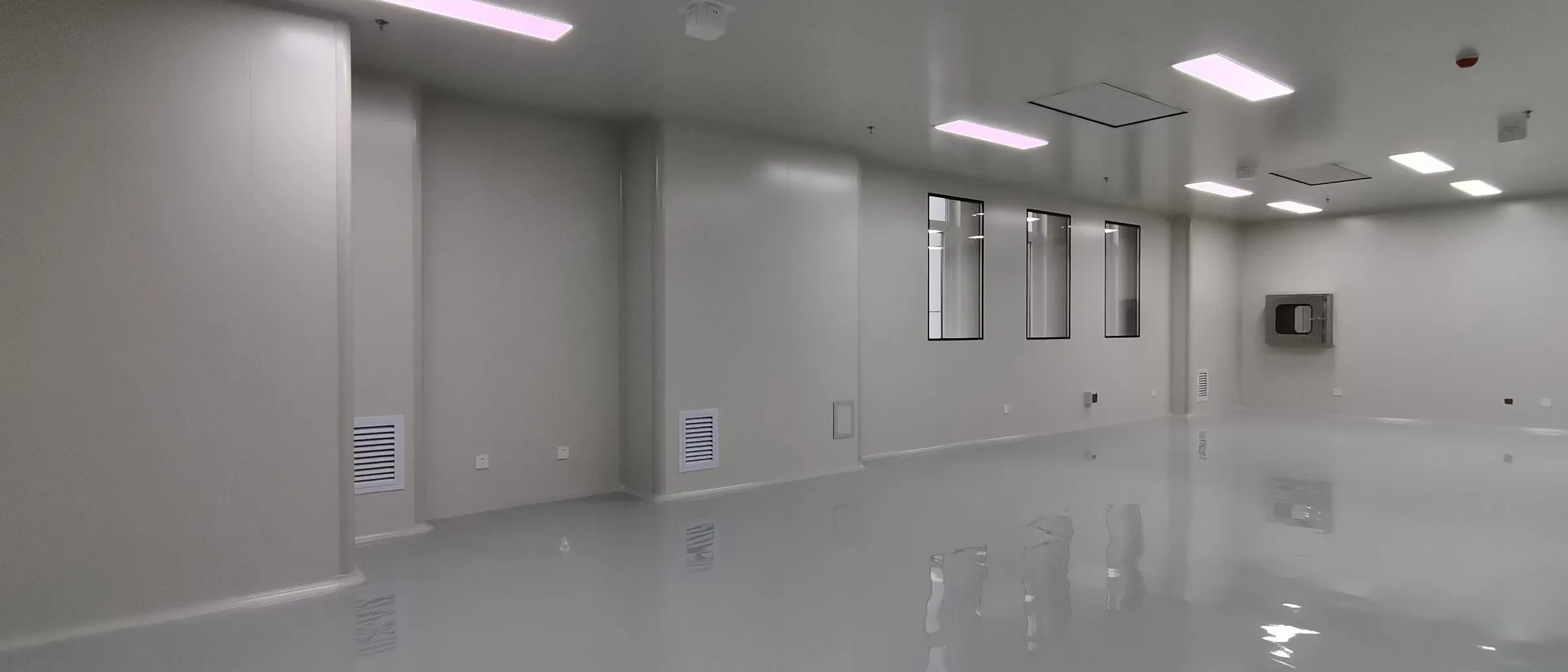 Classified production hall with a fan filter unit ceiling