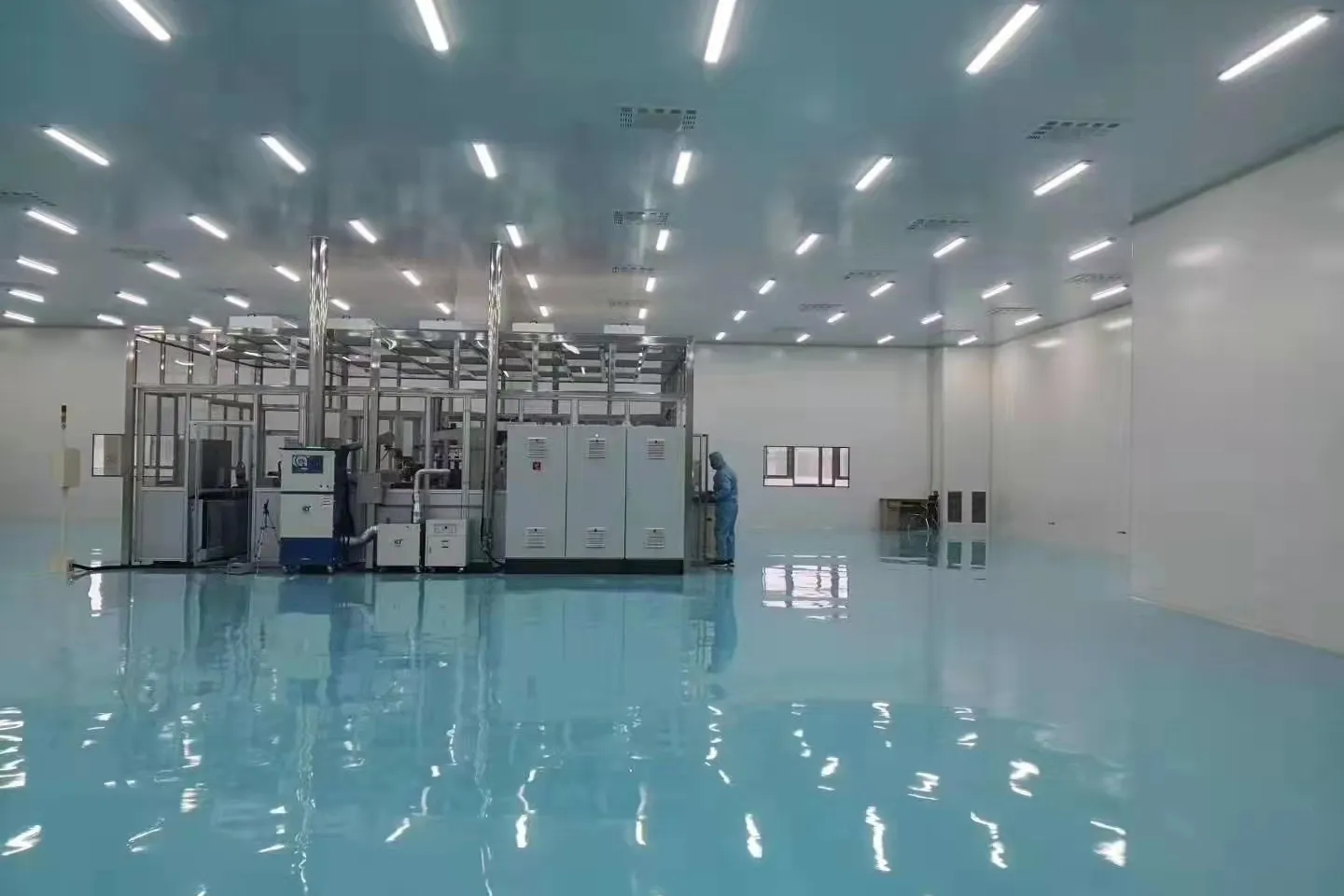 Assembly hall with epoxy flooring and a production cell