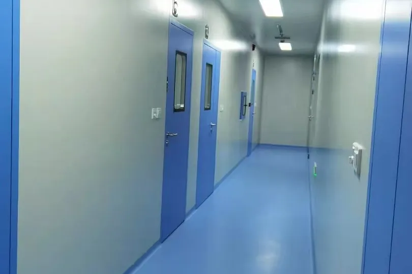 Personnel corridor and airlock in a food processing facility