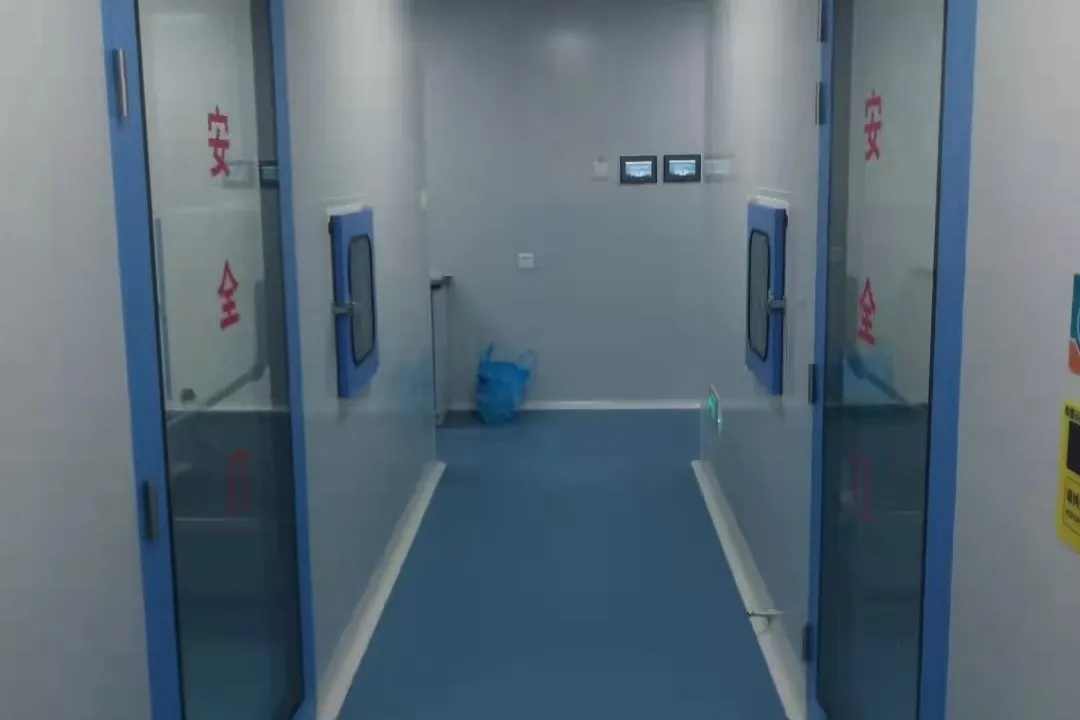 Airlock between two graded areas