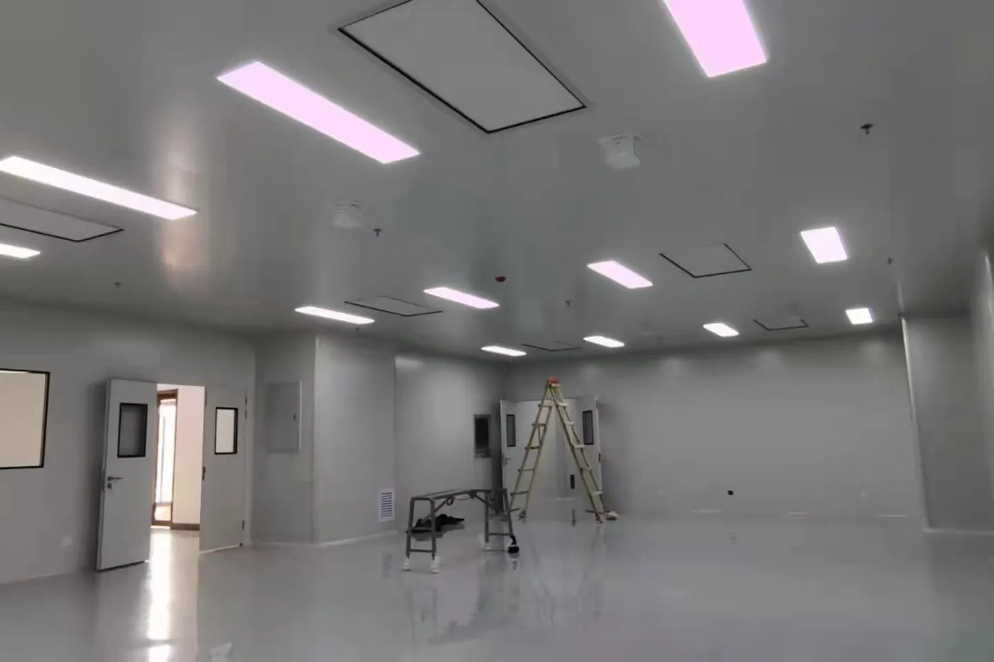 Graded production area with terminal filtration in the ceiling